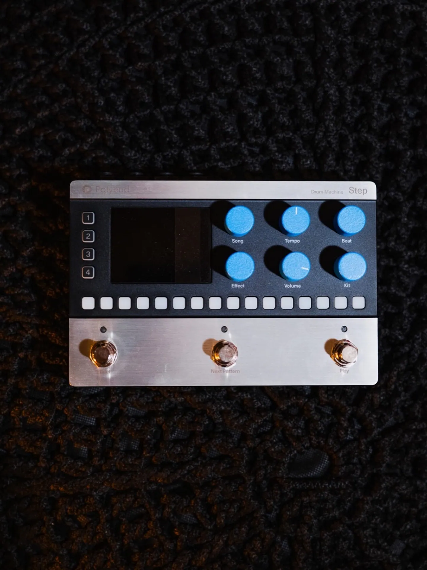 Polyend Step — la primera caja de ritmos pensada para pedalboard: 4 tracks, secuenciador 16 pasos, 2000+ samples, MIDI. USD 849.