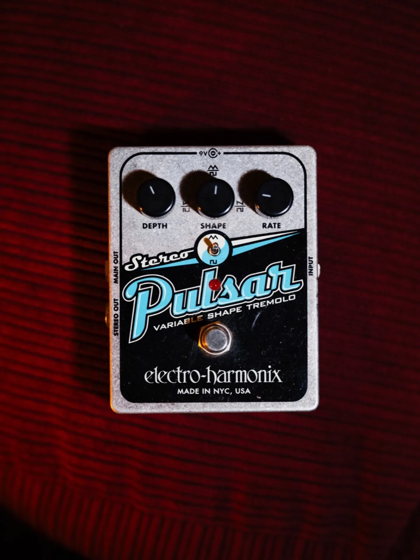 EHX Stereo Pulsar — tremolo analógico raro y subestimado: modos Triangle/Square, control de shape, stereo out. USD 180.