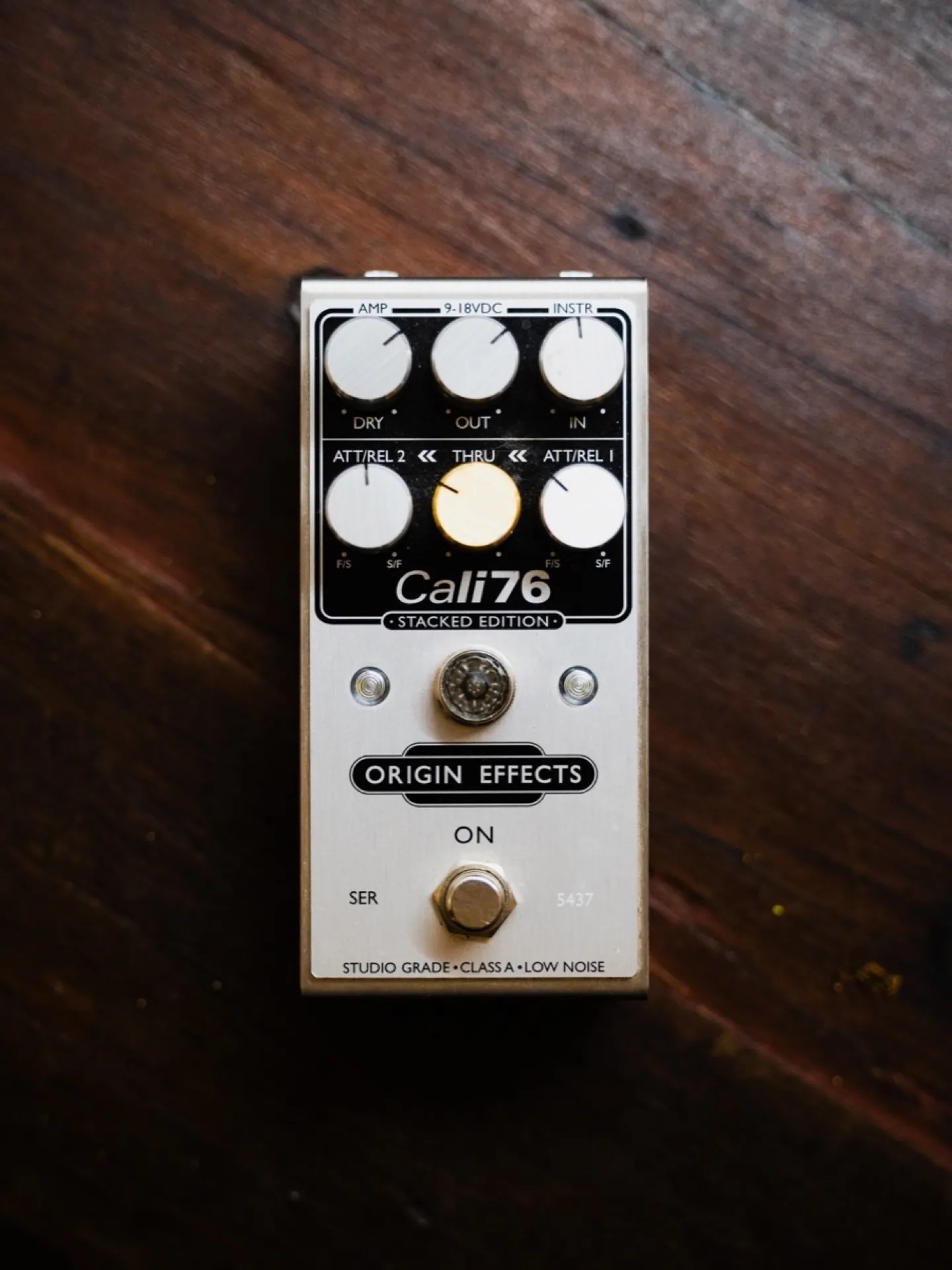 Origin Effects Cali76 Stacked Compressor — dos etapas en serie, sustain infinito, ataque controlado, feel studio-grade. USD 450.